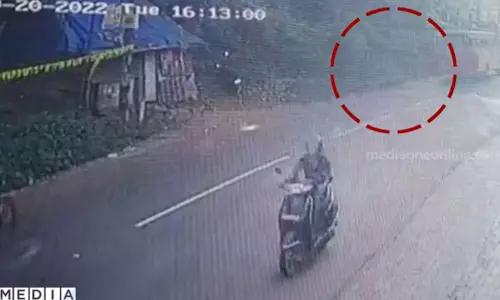 ബസ്സിൽനിന്ന് വീണ വിദ്യാർഥിയെ പുറകിലെത്തിയവർ കൊണ്ടുപോയി, അതുകൊണ്ട് ഇറങ്ങിയില്ല; വിശദീകരണവുമായി കെ.എസ്.ആർ.ടി.സി ബസ്സിൽനിന്ന് വീണ വിദ്യാർഥിയെ പുറകിലെത്തിയവർ കൊണ്ടുപോയി, അതുകൊണ്ട് ഇറങ്ങിയില്ല; വിശദീകരണവുമായി കെ.എസ്.ആർ.ടി.സി