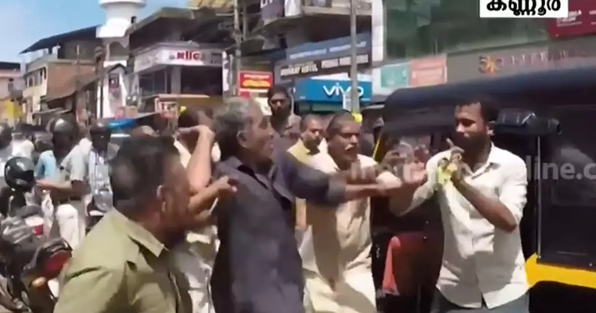 ആർ.എസ്.എസ് കാര്യാലയത്തിനെതിരെ ബോംബേറ്; പോപുലർ ഫ്രണ്ട് ഹർത്താലിൽ കണ്ണൂരിൽ വ്യാപക ആക്രമണം ആർ.എസ്.എസ് കാര്യാലയത്തിനെതിരെ ബോംബേറ്; പോപുലർ ഫ്രണ്ട് ഹർത്താലിൽ കണ്ണൂരിൽ വ്യാപക ആക്രമണം