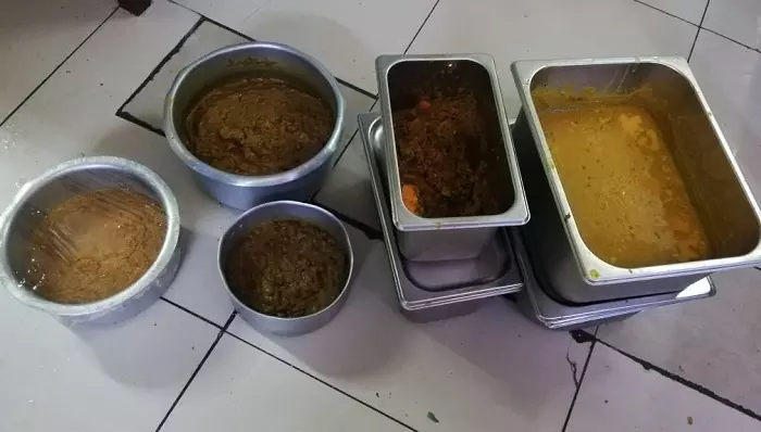 മസ്കത്ത് മുനിസിപ്പാലിറ്റിയിലെ റെസ്റ്റൊറന്റുകളിൽ റെയ്ഡ്; പഴകിയ ഭക്ഷണം പിടിച്ചെടുത്ത് നശിപ്പിച്ചു മസ്കത്ത് മുനിസിപ്പാലിറ്റിയിലെ റെസ്റ്റൊറന്റുകളിൽ റെയ്ഡ്; പഴകിയ ഭക്ഷണം പിടിച്ചെടുത്ത് നശിപ്പിച്ചു