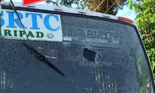 പി.എഫ്.ഐ ഹർത്താൽ: ആലപ്പുഴ,എറണാകുളം,കോഴിക്കോട് ജില്ലകളില്‍   കെഎസ്ആർടിസി അടക്കമുള്ള വാഹനങ്ങൾക്ക് നേരെ കല്ലേറ്