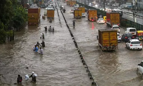 വെള്ളപ്പൊക്കത്തില്‍ വലഞ്ഞ് ഡല്‍ഹി; നോയിഡയിലും ഗുരുഗ്രാമിലും സ്കൂളുകള്‍ക്ക് അവധി