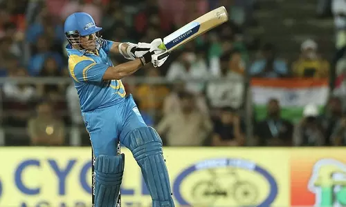 പിച്ചിൽ നൃത്തം ചെയ്ത് കൂറ്റൻ സിക്സർ; സച്ചിന് ഒരു മാറ്റവുമില്ലല്ലോ എന്ന് ആരാധകർ - വീഡിയോ പിച്ചിൽ നൃത്തം ചെയ്ത് കൂറ്റൻ സിക്സർ; സച്ചിന് ഒരു മാറ്റവുമില്ലല്ലോ എന്ന് ആരാധകർ - വീഡിയോ