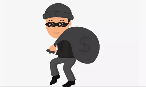 പാലക്കാട് ഗൃഹനാഥനെ കെട്ടിയിട്ട് മോഷണം; സ്വർണവും പണവും കവർന്നു