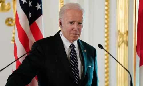 നിക്കണോ അതോ പോണോ; പ്രസംഗത്തിനു ശേഷം വേദിയില്‍ പകച്ചുനില്‍ക്കുന്ന ജോ ബൈഡന്‍റെ വീഡിയോ വൈറല്‍