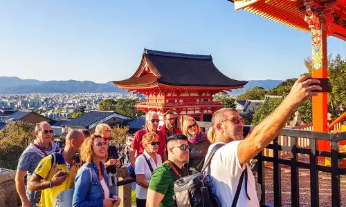 രണ്ടു വര്‍ഷത്തിനു ശേഷം വിനോദസഞ്ചാരികൾക്കുള്ള വിലക്ക് നീക്കി ജപ്പാൻ