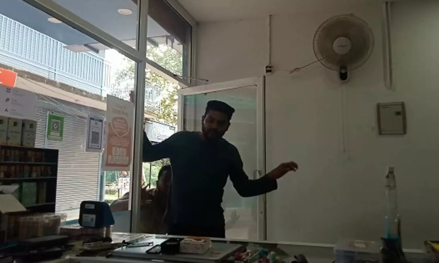 നിന്റെ തീരുമാനമെന്താ... കട അടയ്ക്കില്ലെന്ന് തന്നെയാണോ; ഹർത്താലിനിടെ കടയുടമയെ ഭീഷണിപ്പെടുത്തി പിഎഫ്ഐ പ്രവർത്തകൻ നിന്റെ തീരുമാനമെന്താ... കട അടയ്ക്കില്ലെന്ന് തന്നെയാണോ; ഹർത്താലിനിടെ കടയുടമയെ ഭീഷണിപ്പെടുത്തി പിഎഫ്ഐ പ്രവർത്തകൻ