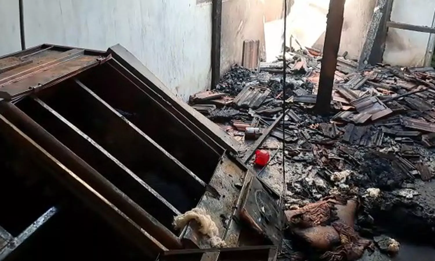 പയ്യോളിയിൽ പോക്സോ കേസ് പ്രതിയുടെ വീടിന് തീയിട്ടു പയ്യോളിയിൽ പോക്സോ കേസ് പ്രതിയുടെ വീടിന് തീയിട്ടു