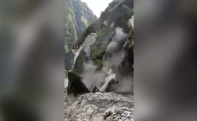 നോക്കി നില്ക്കെ കൂറ്റന് മലയിടിഞ്ഞ് താഴേക്ക്; വീഡിയോ നോക്കി നില്ക്കെ കൂറ്റന് മലയിടിഞ്ഞ് താഴേക്ക്; വീഡിയോ