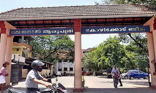 കാത്തിരിപ്പിന് വിരാമം; കോഴിക്കോട് ബീച്ച് ആശുപത്രിയിൽ എംപി ഫണ്ട് ഉപയോഗിച്ച് വാങ്ങിയ ആംബുലൻസ് എത്തി