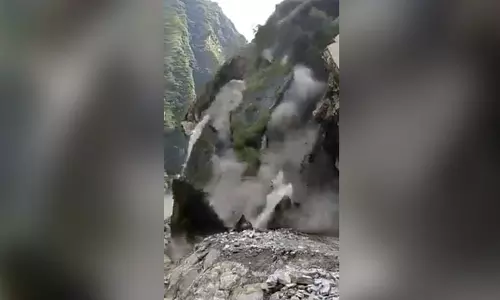 നോക്കി നില്ക്കെ കൂറ്റന് മലയിടിഞ്ഞ് താഴേക്ക്; വീഡിയോ നോക്കി നില്ക്കെ കൂറ്റന് മലയിടിഞ്ഞ് താഴേക്ക്; വീഡിയോ