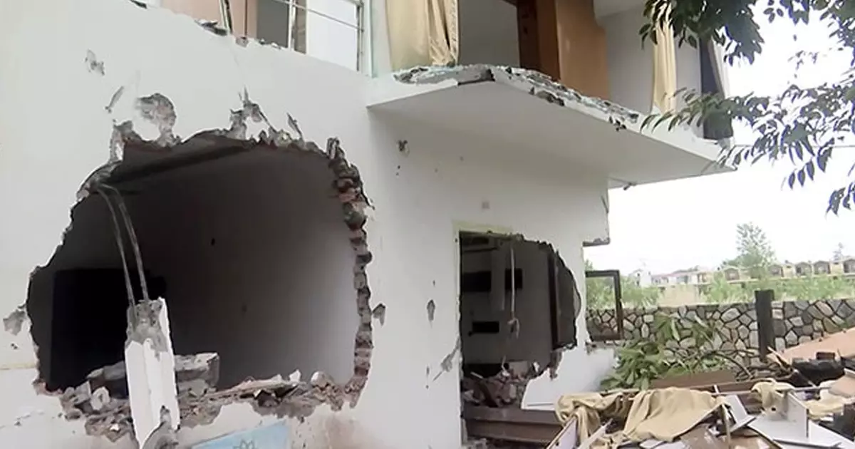 റിസോര്ട്ട് പൊളിച്ചത് തെളിവ് നശിപ്പിക്കാന്: പെണ്കുട്ടിയുടെ മൃതദേഹം സംസ്കരിക്കാതെ ബന്ധുക്കളുടെ പ്രതിഷേധം റിസോര്ട്ട് പൊളിച്ചത് തെളിവ് നശിപ്പിക്കാന്: പെണ്കുട്ടിയുടെ മൃതദേഹം സംസ്കരിക്കാതെ ബന്ധുക്കളുടെ പ്രതിഷേധം