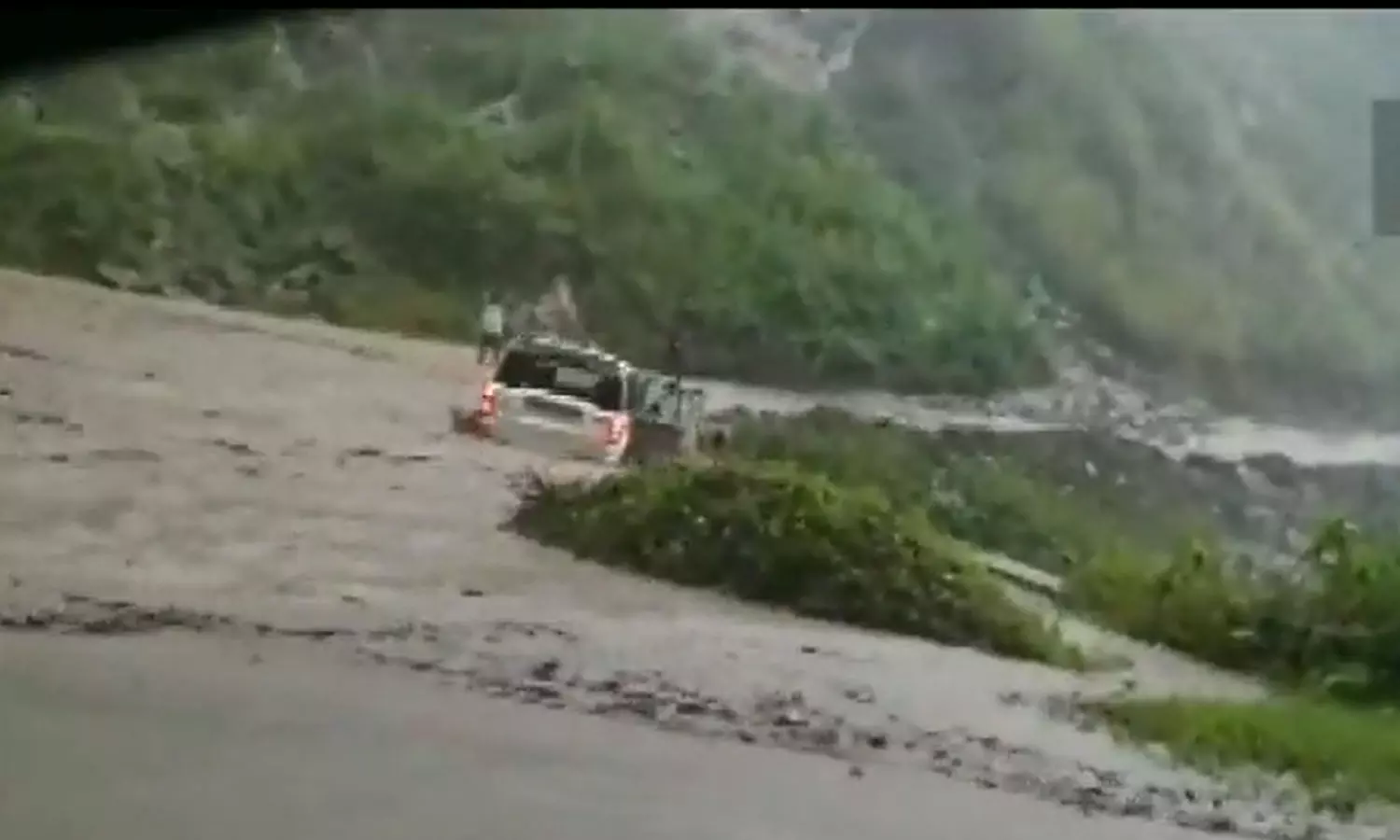 അരുണാചലിൽ മിന്നൽ പ്രളയം; സ്‌കോർപിയോ കാർ ഒലിച്ചുപോയി : വീഡിയോ