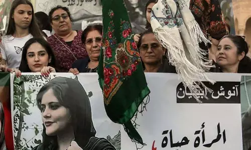 മുടി മുറിച്ചും ഹിജാബ് കത്തിച്ചും പ്രതിഷേധം; ആയിരങ്ങൾ തെരുവിൽ, ഇറാനിൽ മരണം 41 ആയി