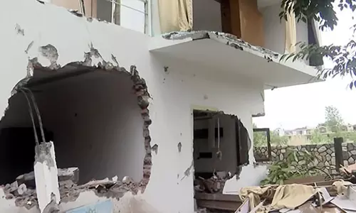 റിസോര്‍ട്ട് പൊളിച്ചത് തെളിവ് നശിപ്പിക്കാന്‍: പെണ്‍കുട്ടിയുടെ  മൃതദേഹം സംസ്കരിക്കാതെ ബന്ധുക്കളുടെ പ്രതിഷേധം