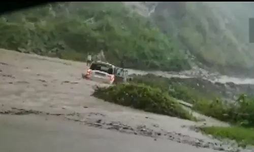 അരുണാചലിൽ മിന്നൽ പ്രളയം; സ്‌കോർപിയോ കാർ ഒലിച്ചുപോയി : വീഡിയോ