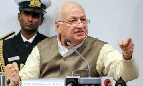 ധനമന്ത്രിയെ മാറ്റണമെന്ന് ഗവർണർ, നടക്കില്ലെന്ന് മുഖ്യമന്ത്രി; അസാധാരണ നീക്കങ്ങൾ