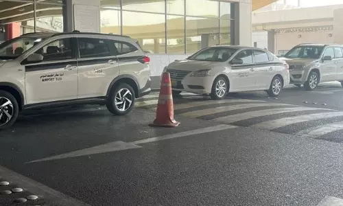 കുവൈത്ത് വിമാനത്താവളത്തിൽ അനധികൃത   ടാക്‌സി സർവീസ്; പ്രവാസികൾ പിടിയിൽ