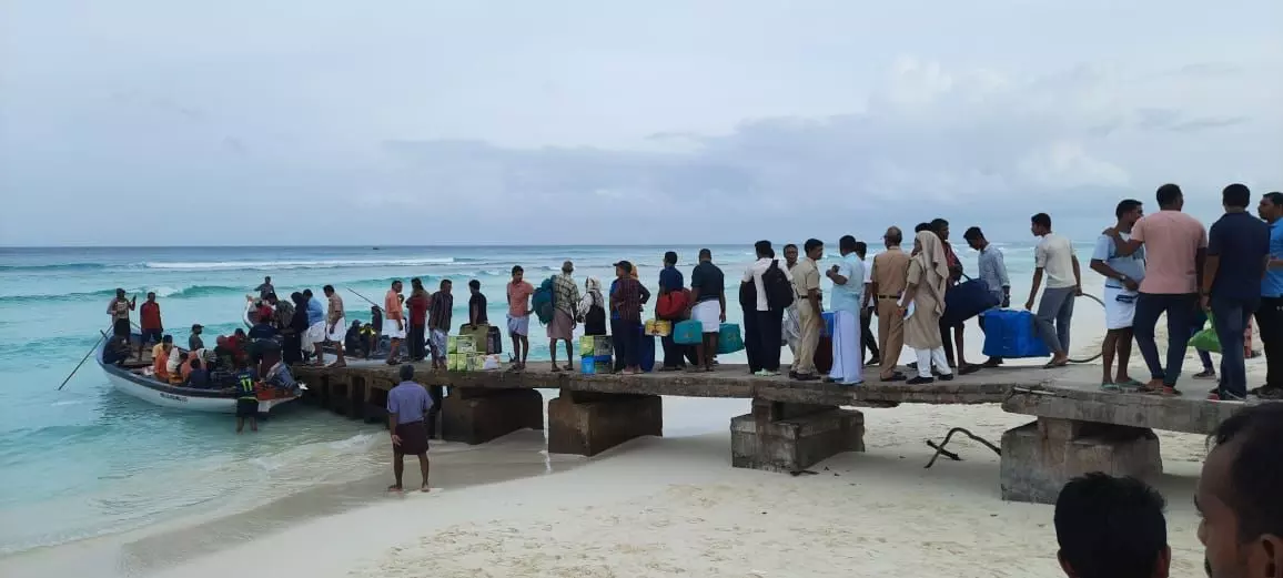 കേരളത്തിലേക്കുള്ള കപ്പല്‍ ടിക്കറ്റ് കിട്ടാനില്ല; അത്യാവശ്യ കാര്യങ്ങള്‍ക്കു പോലും യാത്ര ചെയ്യാനാകാതെ ലക്ഷദ്വീപുകാര്‍