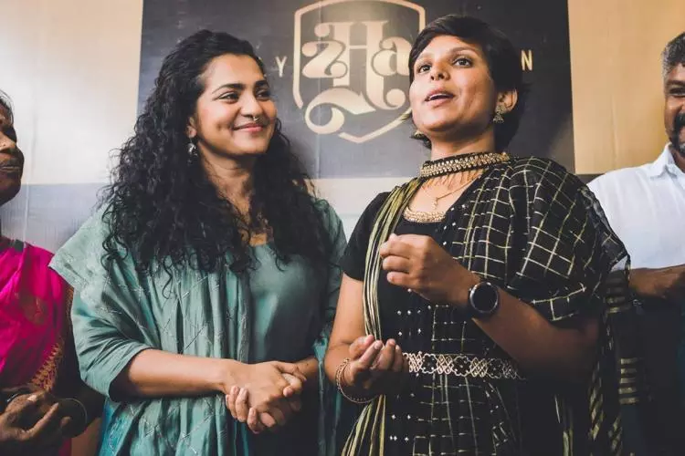 ഭര്‍ത്താവിനെ വെട്ടിക്കൊല്ലുന്നത് കാണേണ്ടി വന്നവള്‍; പുതിയ ബിസിനസ് തുടങ്ങി കൗസല്യ, കൈ പിടിച്ച് പാര്‍വതി