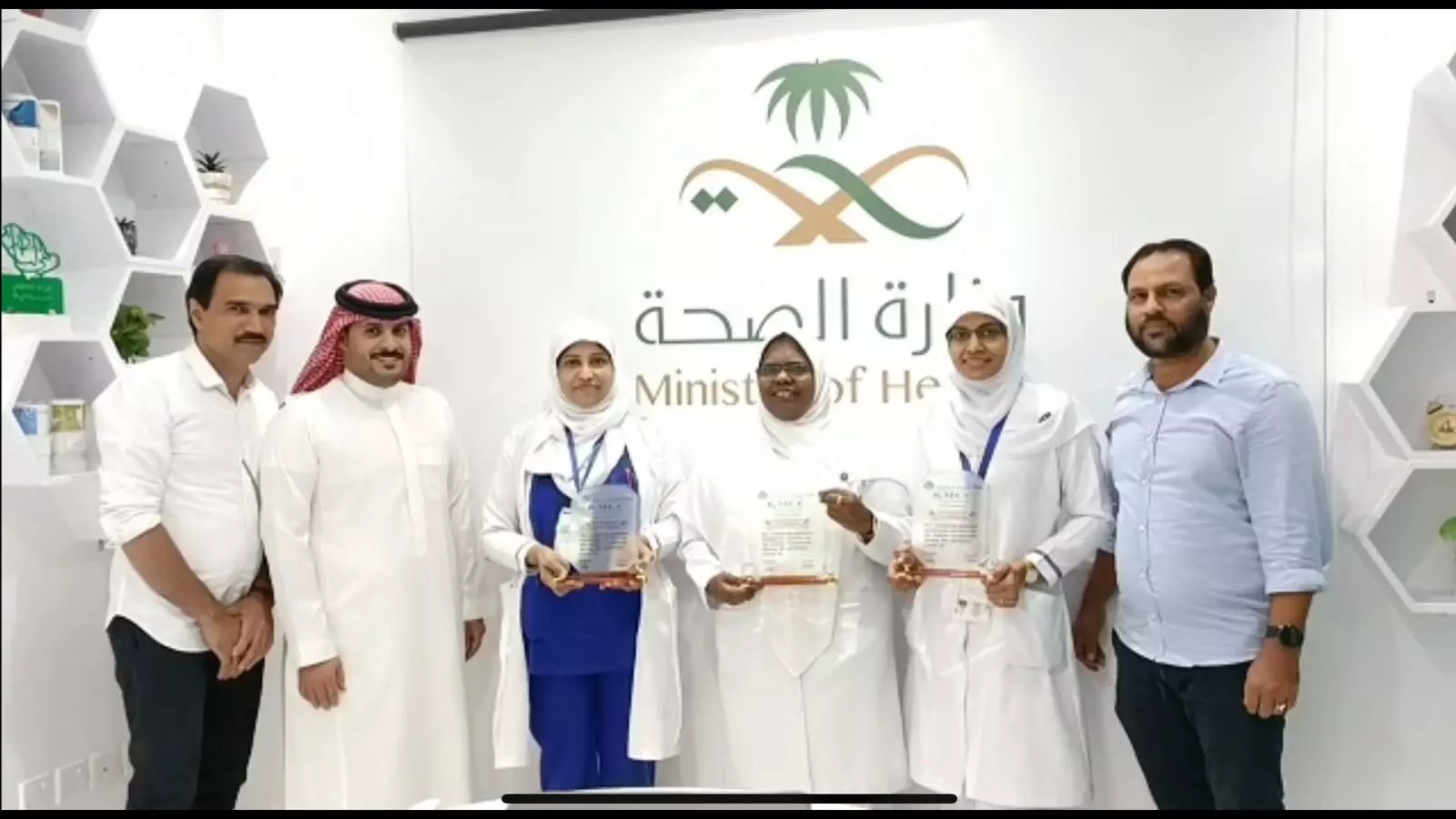 ദീർഘകാലമായി സേവനമനുഷ്ടിക്കുന്ന ആരോഗ്യ പ്രവർത്തകരെ കെ.എം.സി.സി ആദരിച്ചു ദീർഘകാലമായി സേവനമനുഷ്ടിക്കുന്ന ആരോഗ്യ പ്രവർത്തകരെ കെ.എം.സി.സി ആദരിച്ചു