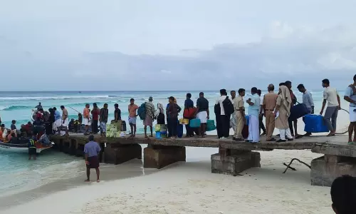 കേരളത്തിലേക്കുള്ള കപ്പല്‍ ടിക്കറ്റ് കിട്ടാനില്ല; അത്യാവശ്യ കാര്യങ്ങള്‍ക്കു പോലും യാത്ര ചെയ്യാനാകാതെ ലക്ഷദ്വീപുകാര്‍