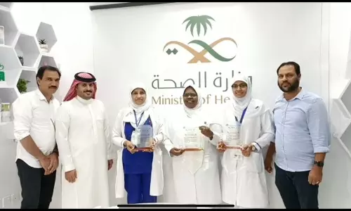 ദീർഘകാലമായി സേവനമനുഷ്ടിക്കുന്ന ആരോഗ്യ പ്രവർത്തകരെ കെ.എം.സി.സി ആദരിച്ചു