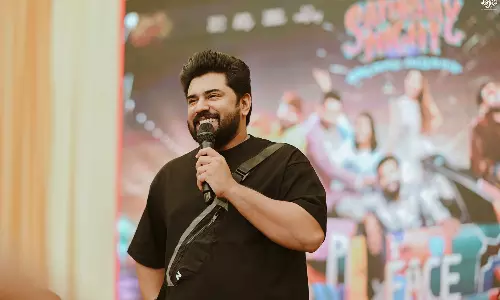 പാട്ട് പാടാമോയെന്ന് ആരാധിക; നിവിൻ പോളിയുടെ കിടിലൻ മറുപടിയും കൂടെ ഒരു സമ്മാനവും