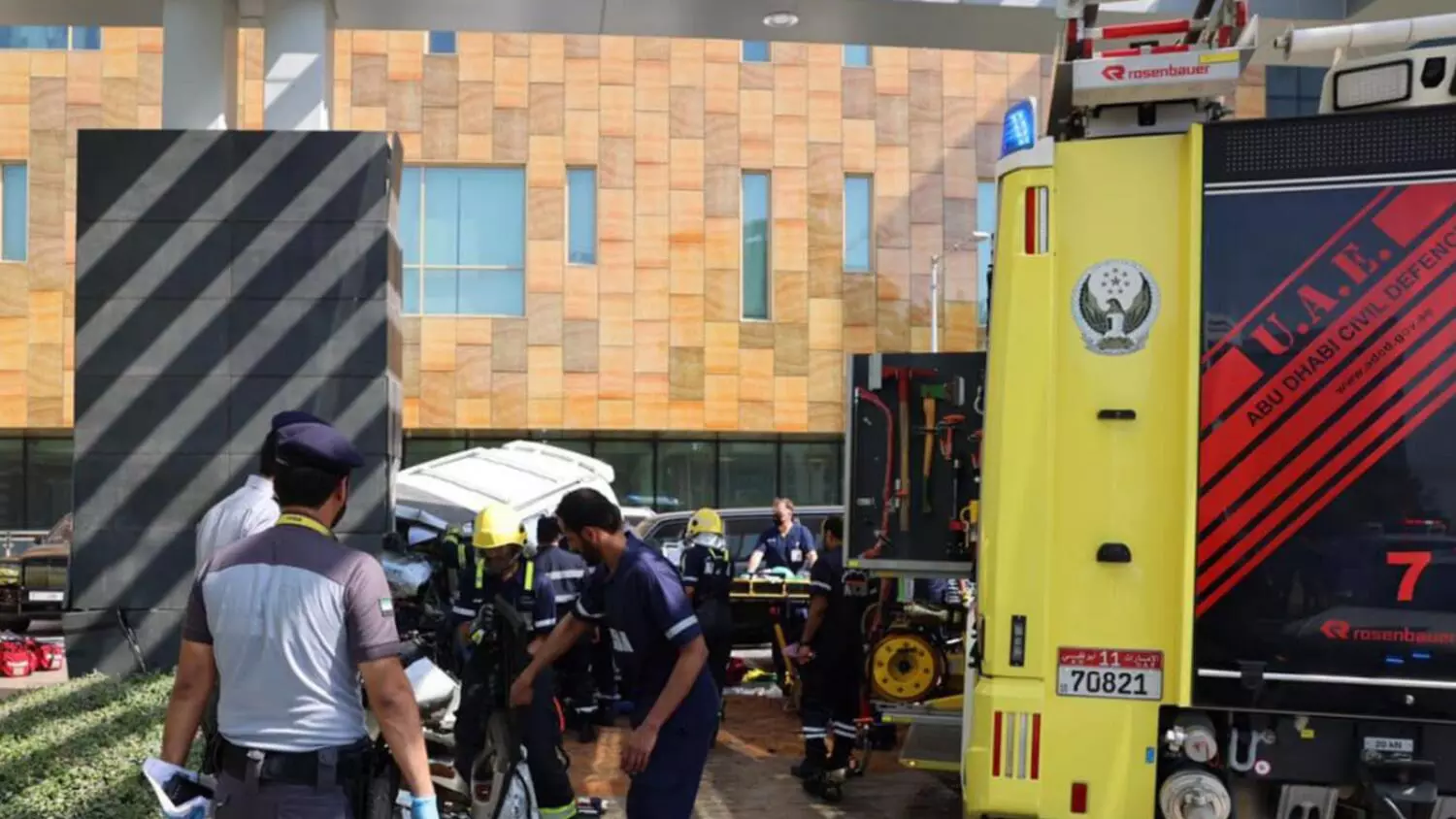 അബൂദബിയിൽ സ്ട്രീറ്റ് ലൈറ്റിന്റ തൂണിലേക്ക്   വാഹനം ഇടിച്ചുകയറി രണ്ടുമരണം