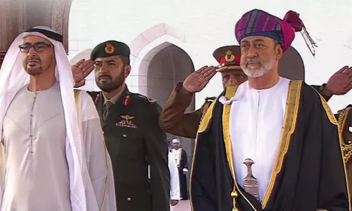 ഔദ്യോഗിക സന്ദർശനത്തിനായി   യു.എ.ഇ പ്രസിഡന്റ് ഒമാനിലെത്തി