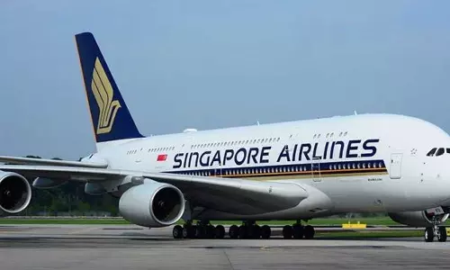ബാഗിൽ ബോംബുണ്ടെന്ന് യാത്രക്കാരന്‍: സിംഗപ്പൂർ എയർലൈൻസിന് അകമ്പടി പോയത് യുദ്ധവിമാനങ്ങള്‍
