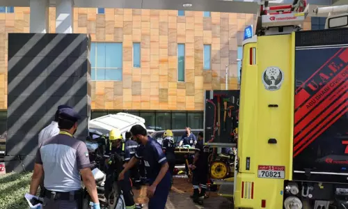 അബൂദബിയിൽ സ്ട്രീറ്റ് ലൈറ്റിന്റ തൂണിലേക്ക്   വാഹനം ഇടിച്ചുകയറി രണ്ടുമരണം