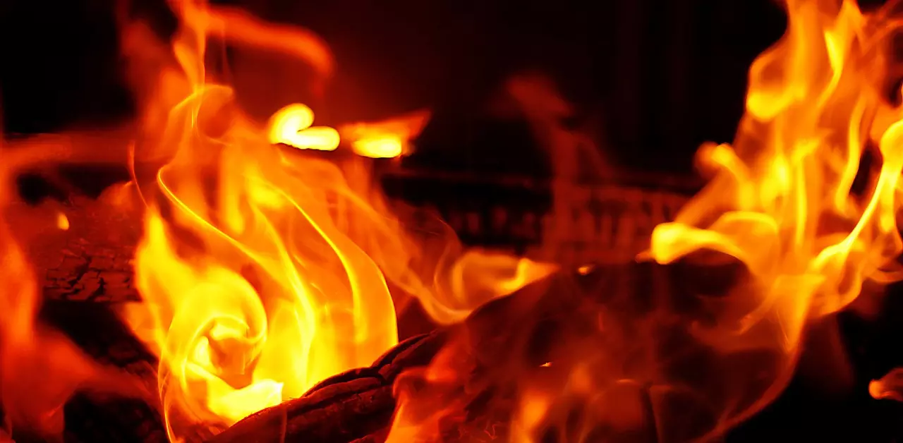 ദമ്മാമിൽ ഇന്നലെയുണ്ടായ തീപിടുത്തത്തിൽ മൂന്ന് സ്ഥാപനങ്ങൾ കത്തി നശിച്ചു ദമ്മാമിൽ ഇന്നലെയുണ്ടായ തീപിടുത്തത്തിൽ മൂന്ന് സ്ഥാപനങ്ങൾ കത്തി നശിച്ചു