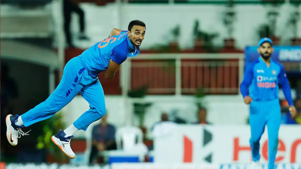 ഇതോ റണ്ണൊഴുകുന്ന പിച്ച്; പേസിൽ വലഞ്ഞ് ബാറ്റര്‍മാര്‍