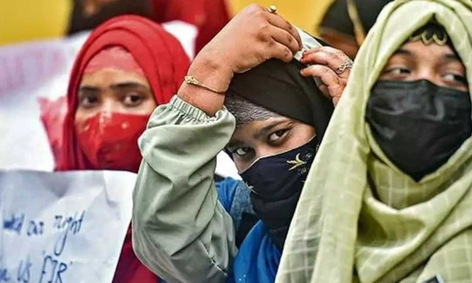 ഹിജാബ് വിലക്ക്; കർണാടകയിൽ ആരും പഠനം നിർത്തിയിട്ടില്ലെന്ന് മന്ത്രി, വാദം തള്ളി കണക്കുകൾ