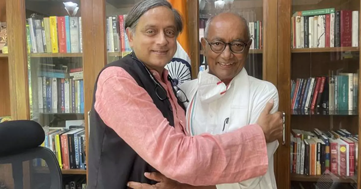 അധ്യക്ഷ തെരഞ്ഞെടുപ്പ് സൗഹൃദ മത്സരം, കോൺഗ്രസാണ് ജയിക്കുക; ദിഗ്‌വിജയ് സിംഗിനെ കെട്ടിപ്പിടിച്ച് ശശി തരൂർ