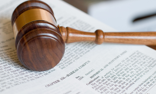 വിവാഹിതനാണെന്ന കാര്യം മറച്ചുവച്ച് പെണ്‍സുഹൃത്തിനെ വിട്ടുകിട്ടാന്‍ ഹരജി; യുവാവിന് കാല്‍ ലക്ഷം രൂപ പിഴ വിധിച്ച് കോടതി