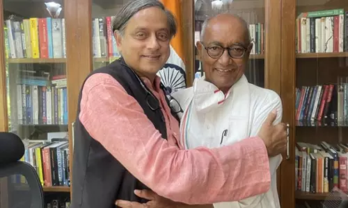 അധ്യക്ഷ തെരഞ്ഞെടുപ്പ് സൗഹൃദ മത്സരം, കോൺഗ്രസാണ് ജയിക്കുക; ദിഗ്‌വിജയ് സിംഗിനെ കെട്ടിപ്പിടിച്ച് ശശി തരൂർ