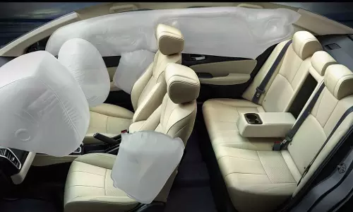 കാറുകളില്‍ ആറ് എയര്‍ ബാഗ്: തിയ്യതി പുതുക്കി കേന്ദ്രം