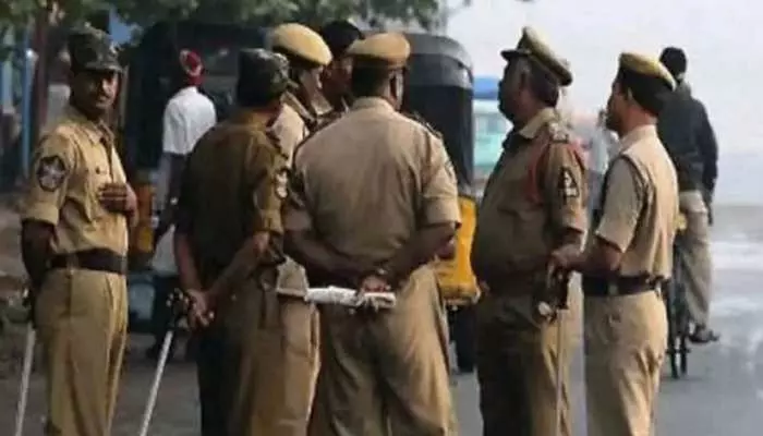 ക്ലാസ് മുറിയില്‍ വച്ച് പെണ്‍കുട്ടികളെ അശ്ലീല വീഡിയോ കാണിച്ചു; അധ്യാപകനെ കൈകാര്യം ചെയ്ത് നാട്ടുകാര്‍