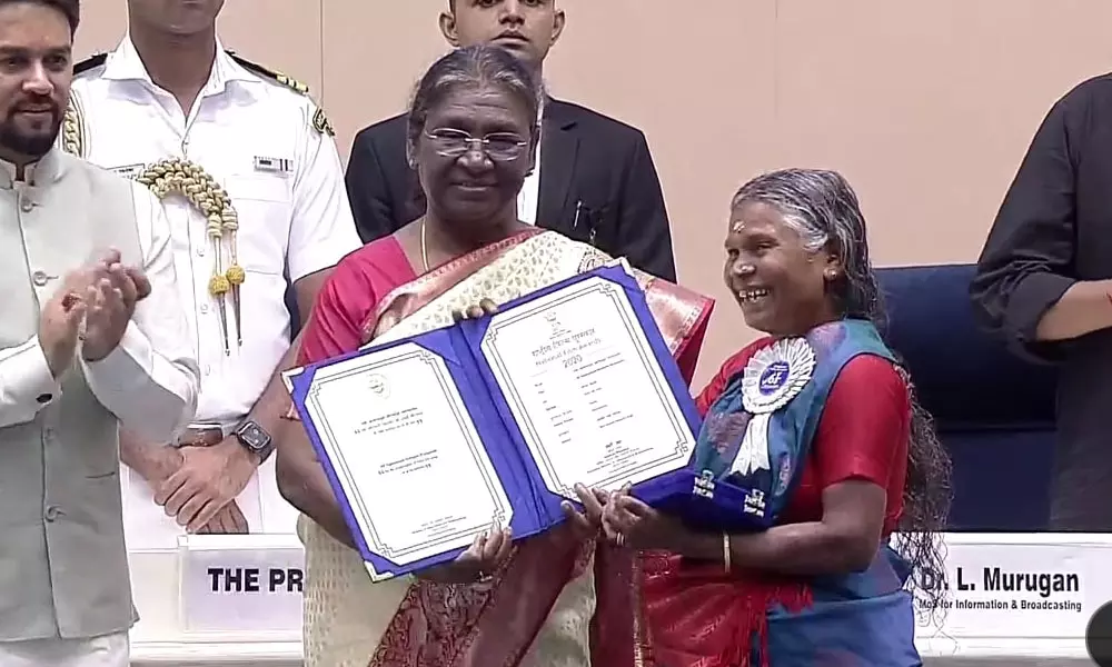 ദേശീയ ചലച്ചിത്ര പുരസ്കാരങ്ങള്‍ സമ്മാനിച്ചു; നിറഞ്ഞ കൈയ്യടികള്‍ക്ക് നടുവില്‍ നഞ്ചിയമ്മയുടെ പുരസ്കാര സമര്‍പ്പണം