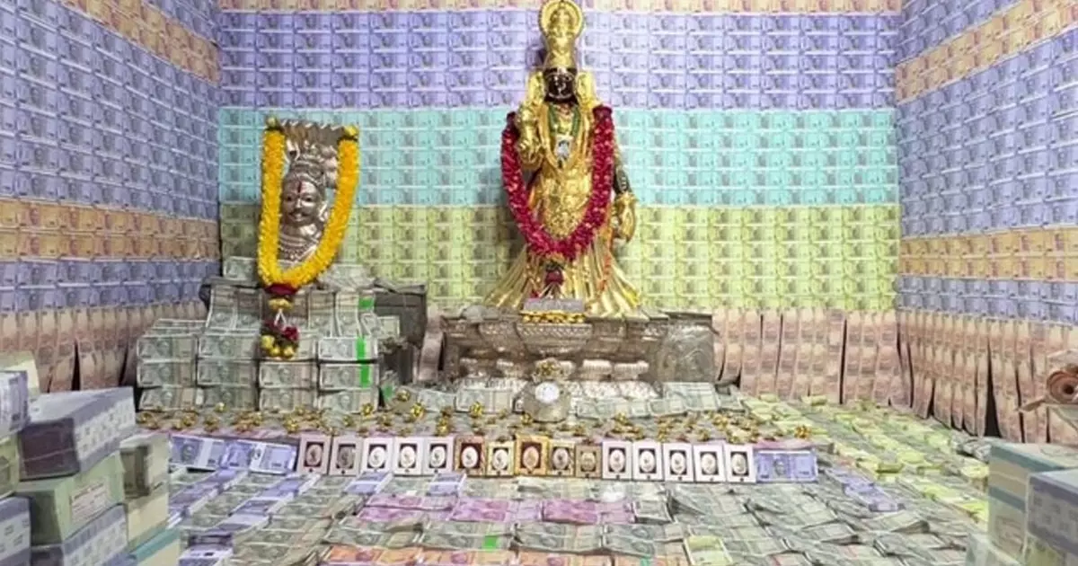 തറയിലും ചുമരിലും നോട്ടുകെട്ടുകൾ, വിഗ്രഹങ്ങളിൽ സ്വർണം; ആന്ധ്രയിലെ ക്ഷേത്രത്തിൽ എട്ടുകോടിയുടെ അലങ്കാരം