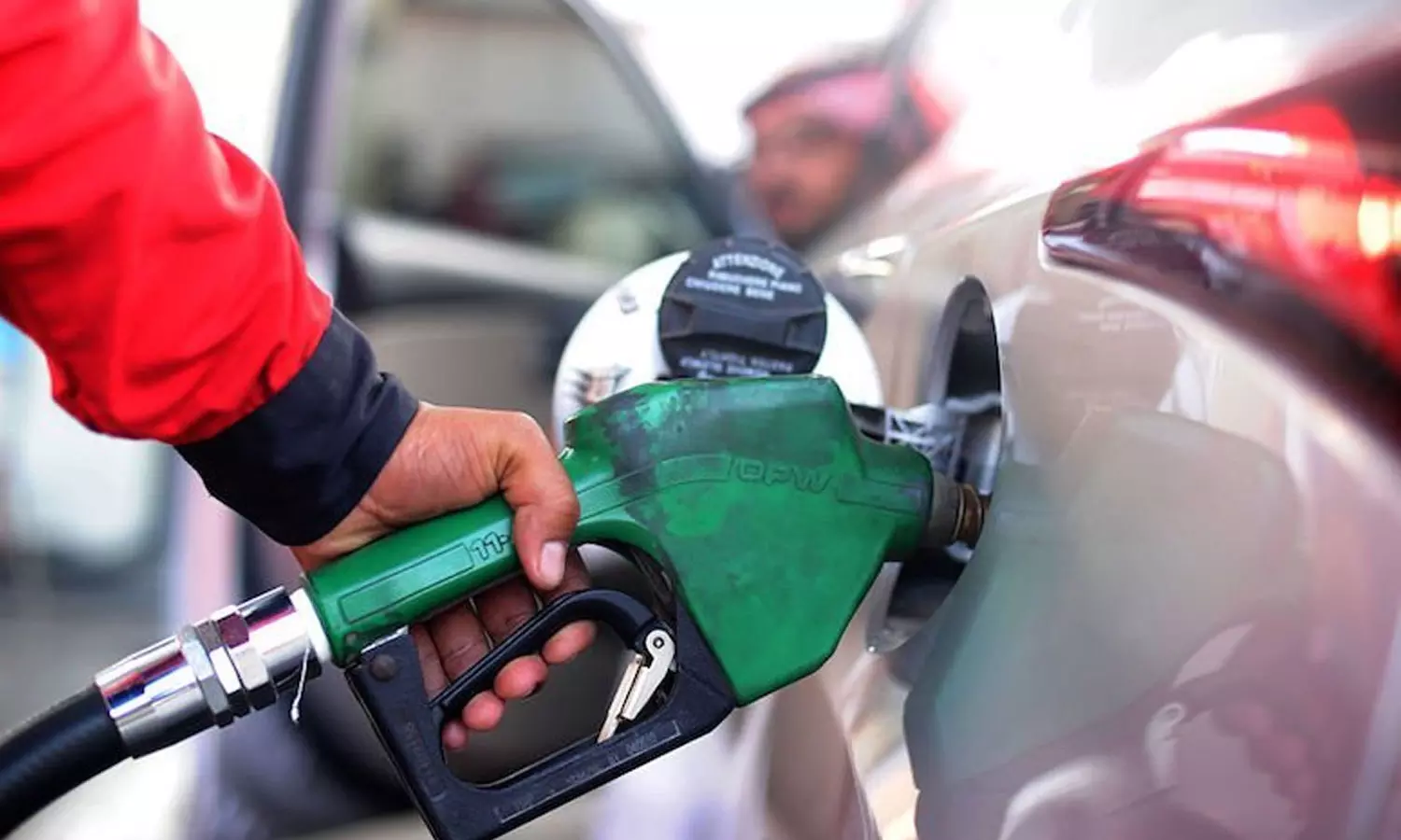 പെട്രോൾ വില വീണ്ടും കുറഞ്ഞു​