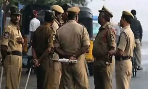 ക്ലാസ് മുറിയില്‍ വച്ച് പെണ്‍കുട്ടികളെ അശ്ലീല വീഡിയോ കാണിച്ചു; അധ്യാപകനെ കൈകാര്യം ചെയ്ത് നാട്ടുകാര്‍