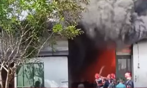 ആലപ്പുഴയിൽ കിടക്ക നിർമാണ ഫാക്ടറിക്ക് തീപിടിച്ചു ആലപ്പുഴയിൽ കിടക്ക നിർമാണ ഫാക്ടറിക്ക് തീപിടിച്ചു