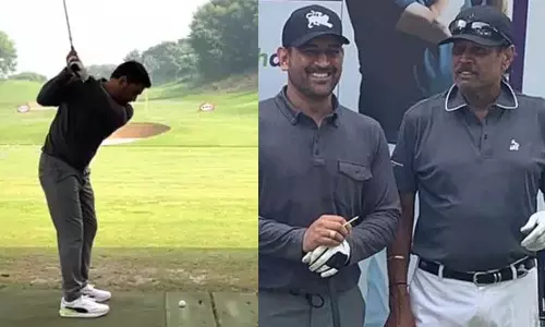 ഹെലികോപ്ടർ ഷോട്ടുമായി ധോണി, കാഴ്ചക്കാരനായി കപിൽ; ഗോൾഫ് മൈതാനത്ത് ഒന്നിച്ച് ഇതിഹാസ നായകർ-വിഡിയോ