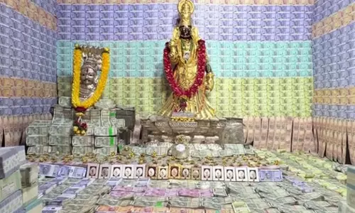 തറയിലും ചുമരിലും നോട്ടുകെട്ടുകൾ, വിഗ്രഹങ്ങളിൽ സ്വർണം; ആന്ധ്രയിലെ ക്ഷേത്രത്തിൽ എട്ടുകോടിയുടെ അലങ്കാരം