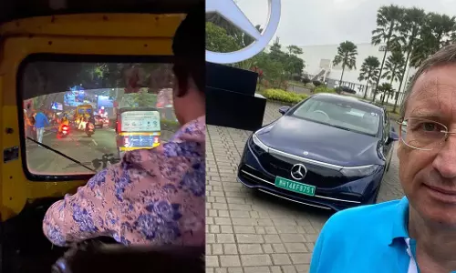 മേഴ്‌സിഡസ് ബെൻസ് എസ് ക്ലാസ് ഗതാഗത കുരുക്കിൽപ്പെട്ടു; ഓട്ടോവിളിച്ച് കമ്പനി സി.ഇ.ഒ