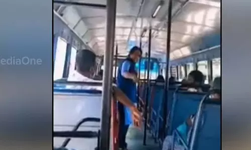 ആഹാരം കഴിക്കുന്ന സമയത്ത് ബസിനുള്ളിൽ കയറി; യാത്രക്കാർക്ക് നേരെ അസഭ്യവർഷവുമായി വനിതാ കണ്ടക്‌ടർ