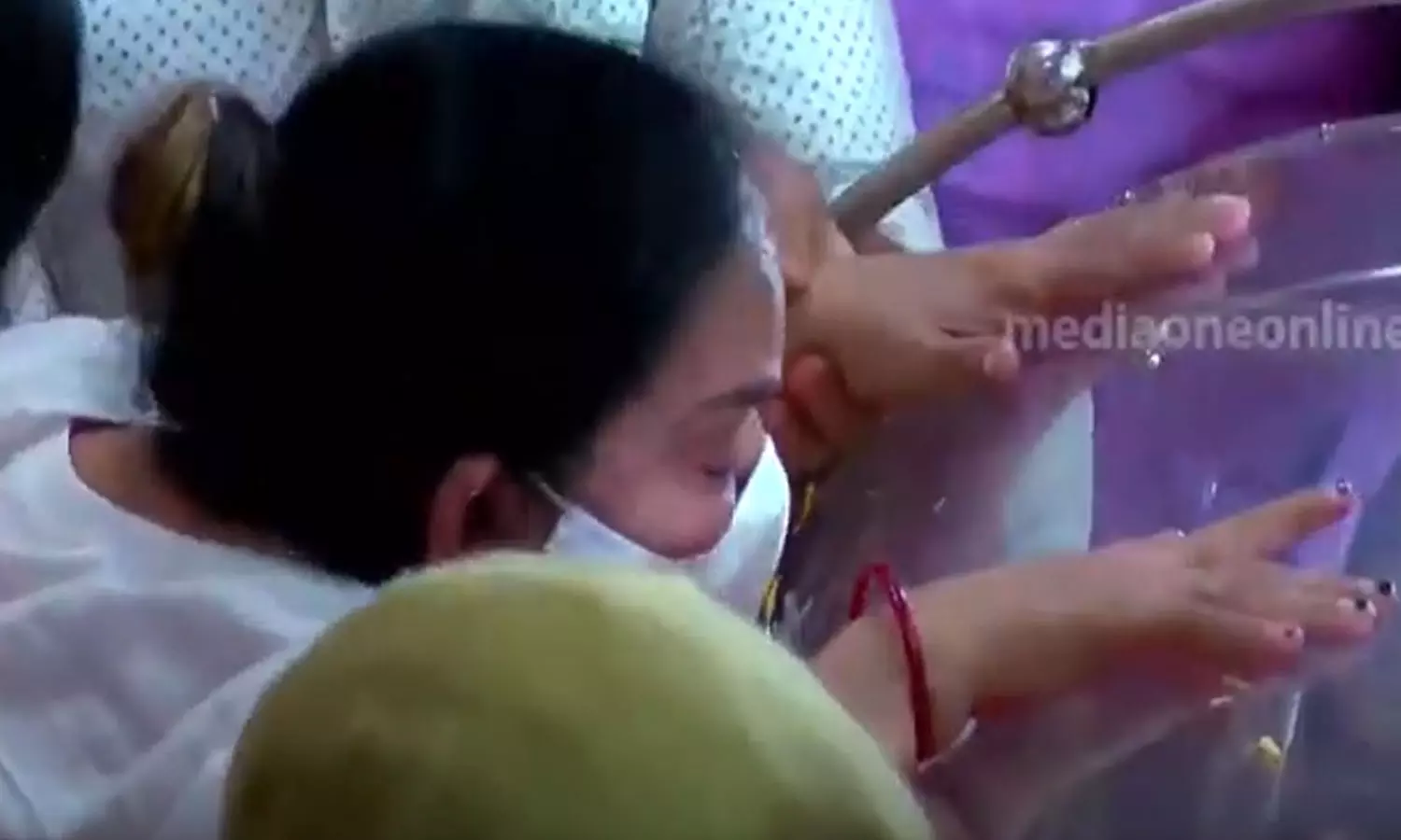 വിങ്ങിപ്പൊട്ടി തളര്ന്നുവീണ് പ്രിയസഖി; തേങ്ങലടക്കാനാകാതെ ജനം വിങ്ങിപ്പൊട്ടി തളര്ന്നുവീണ് പ്രിയസഖി; തേങ്ങലടക്കാനാകാതെ ജനം