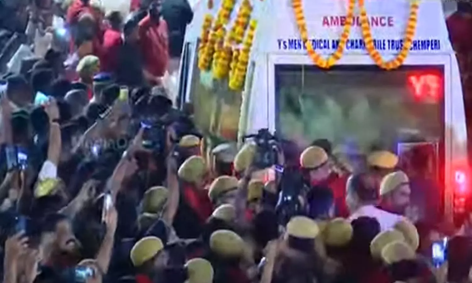 ജനസഹസ്രം സാക്ഷി! വിടചൊല്ലി നാട്; വികാരവായ്പ്പില് കോടിയേരി വീട്ടിലേക്ക് ജനസഹസ്രം സാക്ഷി! വിടചൊല്ലി നാട്; വികാരവായ്പ്പില് കോടിയേരി വീട്ടിലേക്ക്